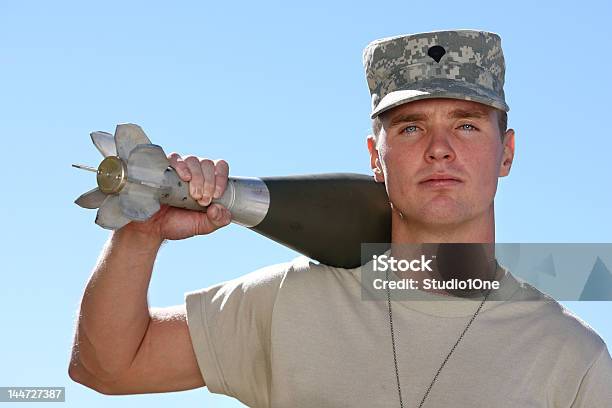 Soldato Americano - Fotografie stock e altre immagini di Abbigliamento mimetico - Abbigliamento mimetico, Armi, Bomba