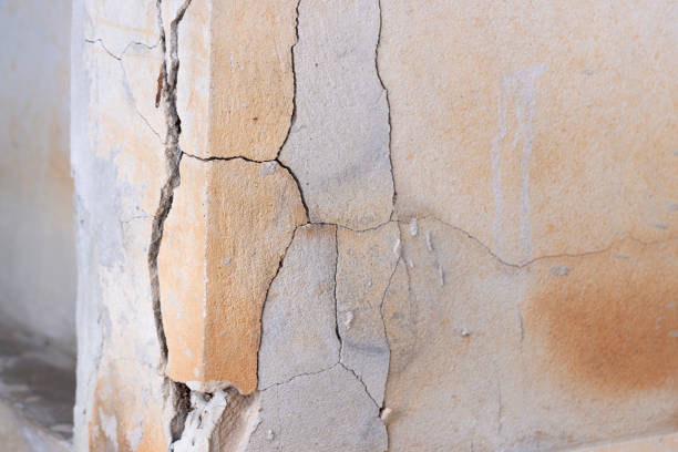 Cracked concrete building broken wall at the outside cement corner