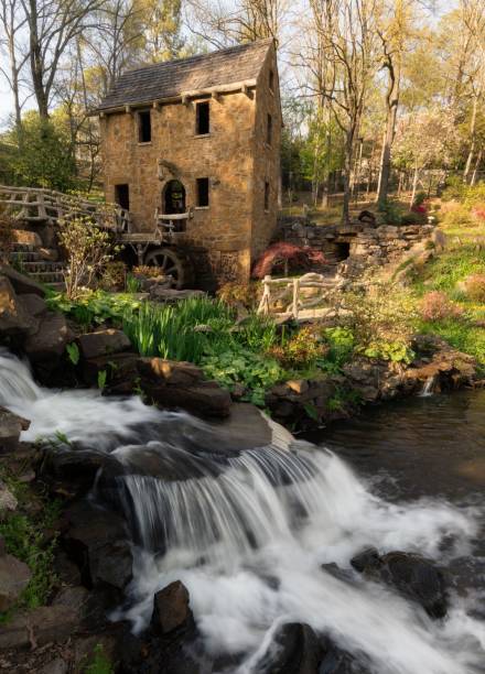 lieu historique de old mil à little rock en arkansas avec des fleurs et des plantes près de la cascade - rock mill photos et images de collection