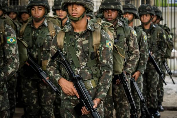 soldados del ejército brasileño durante un desfile militar en celebración de la independencia de brasil - battalion fotografías e imágenes de stock