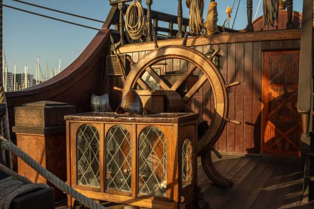 vista dos detalhes do navio de madeira da réplica do galeão espanhol - galleon - fotografias e filmes do acervo
