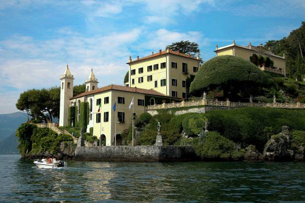 vista panoramica di villa del balbianello nel comune di lenno, italia con vista sul lago di como - lenno foto e immagini stock