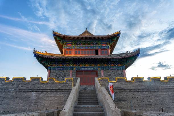 gebiet der befestigungen von xi'an, china. alte stadtmauern umgeben das herz der antiken stadt. - xian tower drum china stock-fotos und bilder