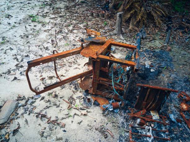 foto de alto ângulo de uma cadeira de massagem queimada e enferrujada na pilha de cinzas - burnt furniture chair old - fotografias e filmes do acervo