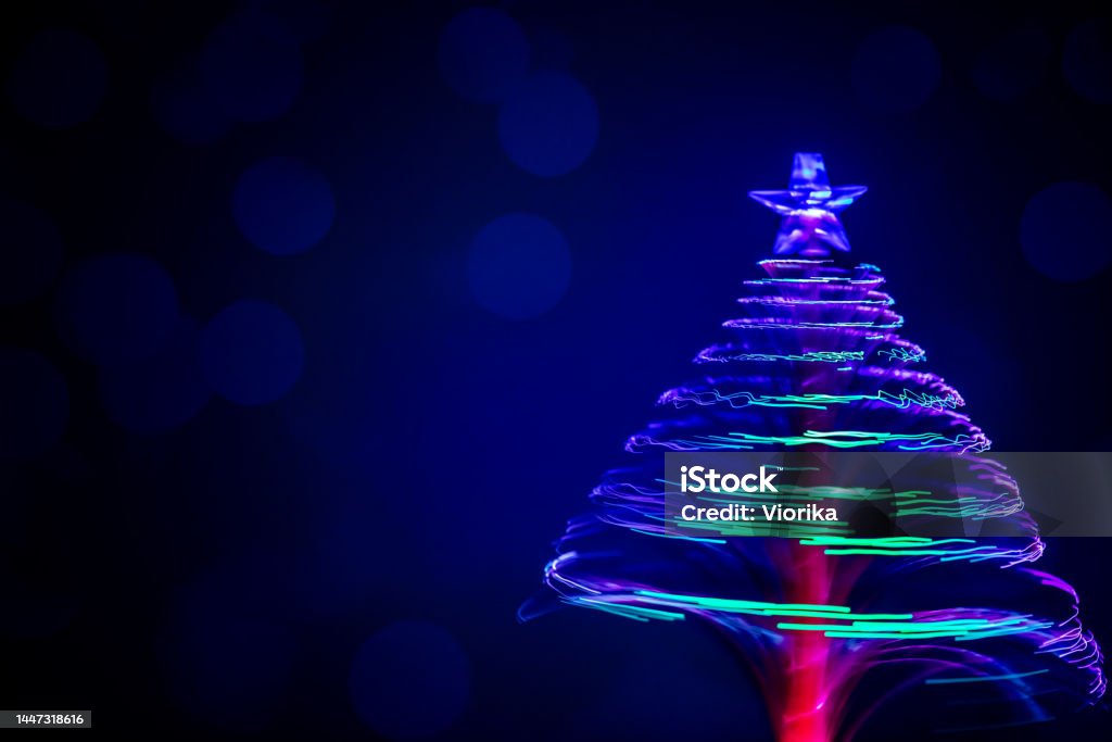 Foto de Árvore De Natal De Fibra Óptica Girando Com Espaço Para Cópia e  mais fotos de stock de Luz de LED - iStock
