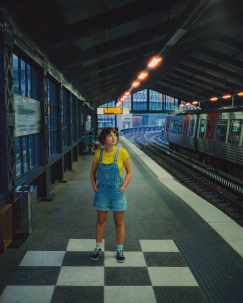 地下鉄の駅で電車を待つ女性、フィルムで撮影 - subway station subway train underground hamburg germany ストックフォトと画像