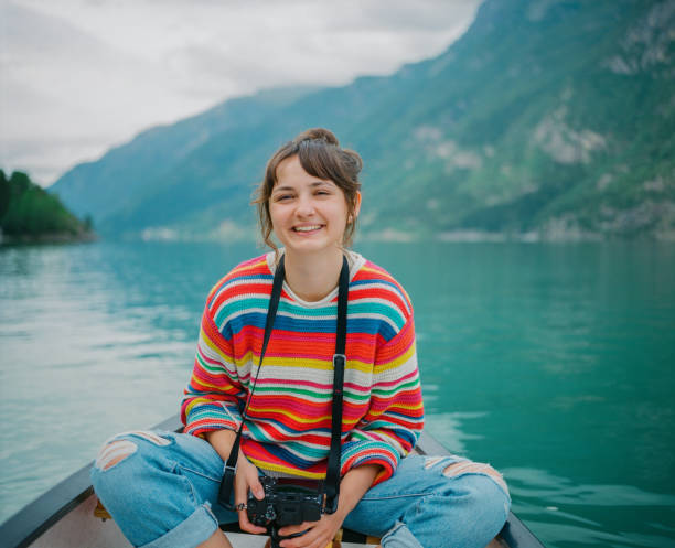 mulher fotógrafo canoagem no lago em noruega - fjord norway nature color image - fotografias e filmes do acervo