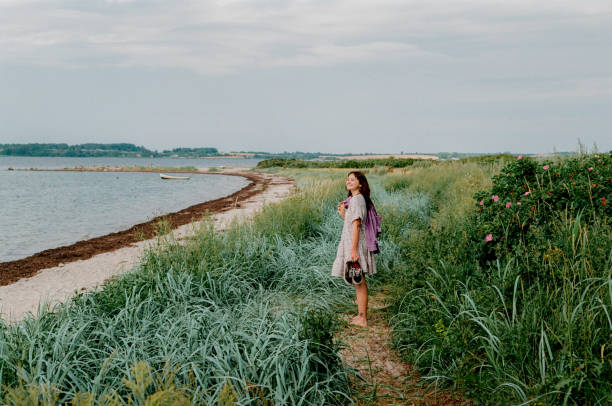 kobieta spacerująca blisko morza w niemczech - celuloid zdjęcia i obrazy z banku zdjęć