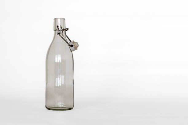 uma garrafa retro vazia para água - water bottle purified water water drink - fotografias e filmes do acervo