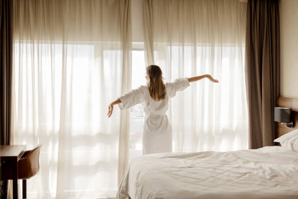 saluant la nouvelle journée à bras ouverts - hotel room bedding domestic room hotel suite photos et images de collection