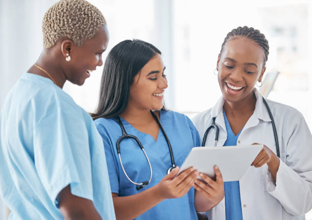 의사, 팀 및 태블릿은 병원에서 연구, 건강 관리 또는 좋은 소식을 위해 미소와 협력합니다. 터치스크린에서 온라인 커뮤니케이션을 위해 팀워크로 웃고 있는 행복한 의료 전문가 - healthcare worker female doctor healthcare and medicine nurse 뉴스 사진 이미지