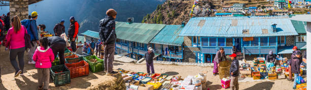 sherpa jour de marché namche bazaar panorama himalaya montagnes népal - namche bazaar photos et images de collection