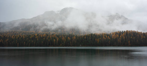 スイス、サンモリッツ湖の霧と雲のパノラマビュー - st moritz panoramic switzerland graubunden canton ストックフォトと画像