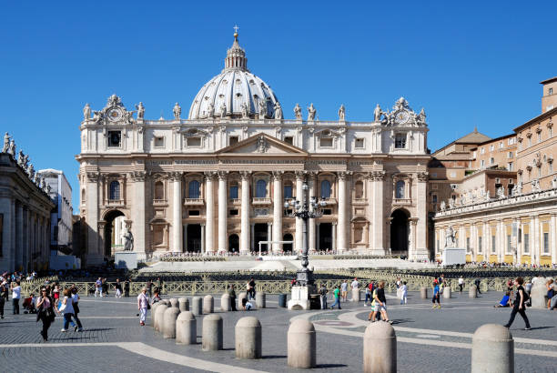 basílica de san pedro en la plaza de san pedro en roma - italia. - st peters basilica fotografías e imágenes de stock