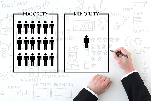 Business man's hand with majority and minority graph