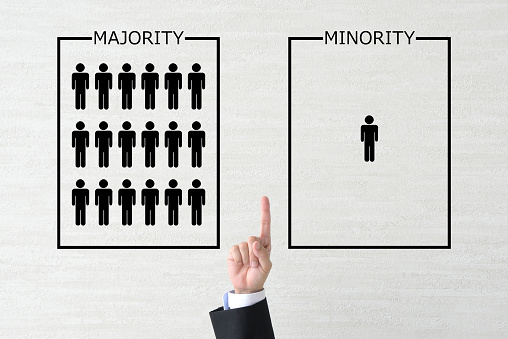 Business man's hand with majority and minority graph