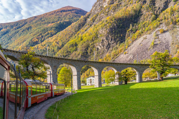 가을날 브루시오 나선형 육교에 있는 래티시안 철도선의 베르니나 익스프레스, - graubunden canton switzerland station mountain 뉴스 사진 이미지