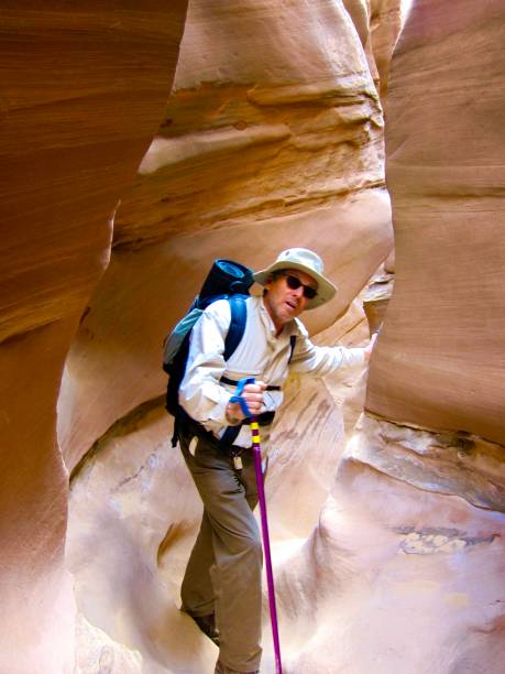 głęboko w kanionie little wild horse - goblin valley state park zdjęcia i obrazy z banku zdjęć