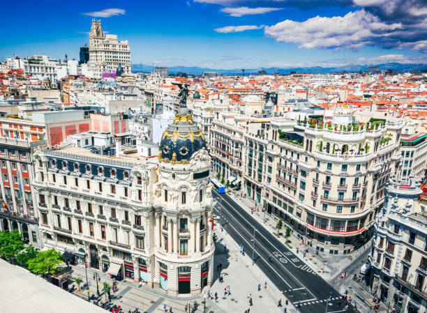 madrid, espanha. skyline de madrid com edificio metropolis e gran via - madrid province - fotografias e filmes do acervo