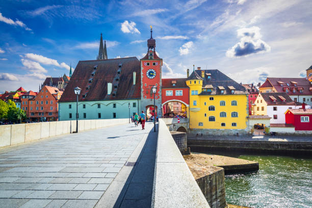 regensburg, alemanha. brodge de pedra sobre o rio danúbio. - danube river fotos - fotografias e filmes do acervo