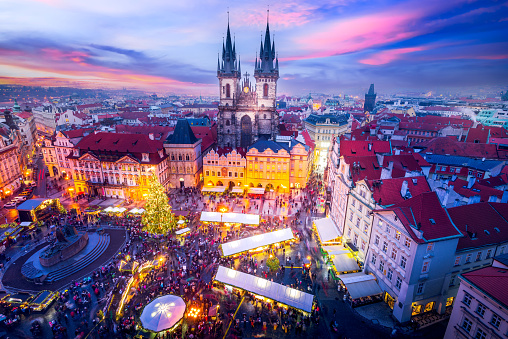 Praga, República Checa. Vanocni Trhy, mercado navideño en la antigua plaza Stare Mesto. photo
