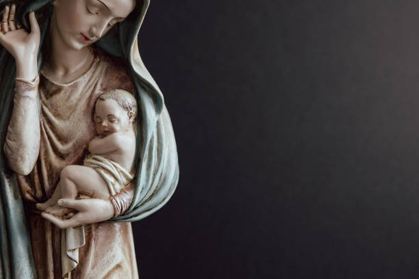 Mary and infant Jesus Statue of the virgin Mary holding the baby Jesus against a black background with copy space praying child christianity family stock pictures, royalty-free photos & images