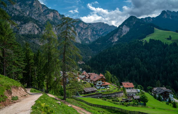 istock Wuhnleger Weiher South-Tyrol 1447450122