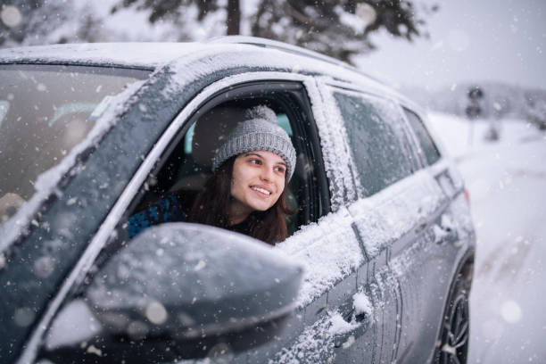 voyage d’hiver. - winter driving photos et images de collection