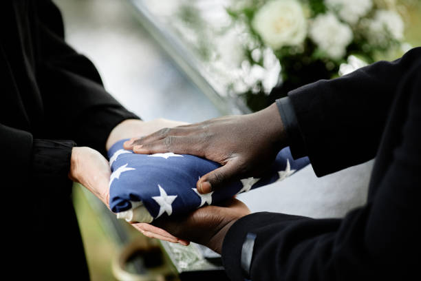 primer plano del general entregando la bandera estadounidense doblada a una mujer - military funeral armed forces family fotografías e imágenes de stock