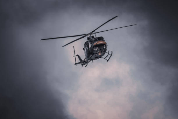 śmigłowce wojskowe z odważnymi pilotami są gotowe do akcji. - chopper zdjęcia i obrazy z banku zdjęć