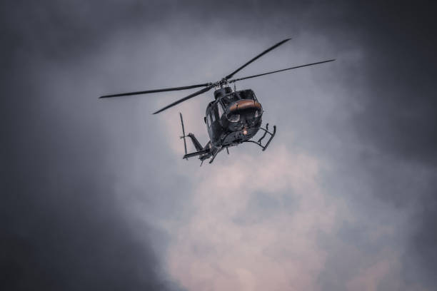 армейские вертолеты с отважными пилотами готовы идти в бой. - rescue helicopter outdoors occupation стоковые фото и изображения