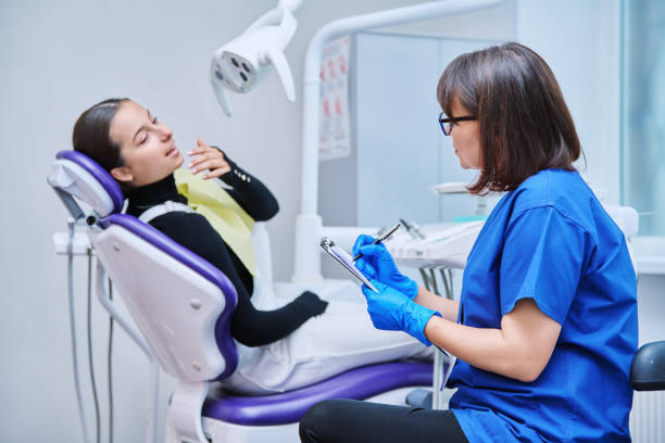 치과 진료소에서 말하는 치과 의사와 십대 소녀 환자 - dentists chair chair dentist office stomatology 뉴스 사진 이미지