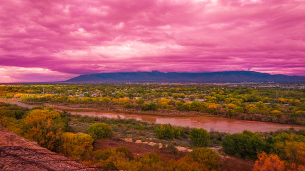 drammatico paesaggio nuvoloso rosa del tramonto sullo skyline di albuquerque - rio grande new mexico river valley foto e immagini stock