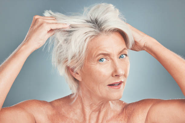 Messy hair, woman and senior model looking for hair care, wellness and salon hairstyle cut. Portrait of an elderly person from Amsterdam with bed head look ready for skin wellness and dye treatment cabello desordenado, mujer y modelo senior que busca cuidado del cabello, bienestar y corte de peinado de salón. retrato de una persona mayor de Ámsterdam con un aspecto de cabecera de cama listo para el bienestar de la piel y el tratamiento de tinte