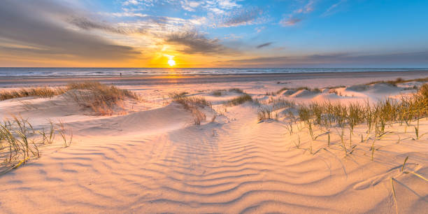 strand und dünen farbenfroher sonnenuntergang - cloud cloudscape sea north sea stock-fotos und bilder