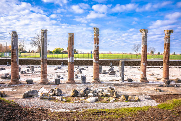 древнеримские колонны и артефакты в историческом месте аквилеи - roman column arch pedestrian walkway стоковые фото и изображения