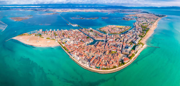 vue panoramique aérienne de la ville de l’archipel de grado - lido photos et images de collection
