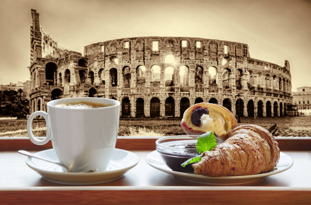 famoso coliseo contra taza de café recién hecho con croissant en roma, italia - italian culture pastry food rome fotografías e imágenes de stock