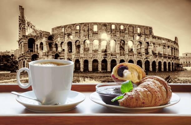 イタリア、ローマのクロワッサンと淹れたてのコーヒーに対する有名なコロッセオ - italian culture pastry food rome ストックフォトと画像