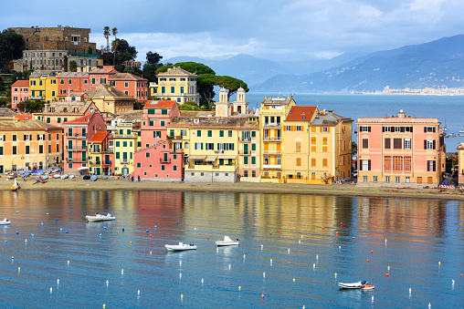 Ciudad turística de Sestri Levante en Liguria, Italia photo