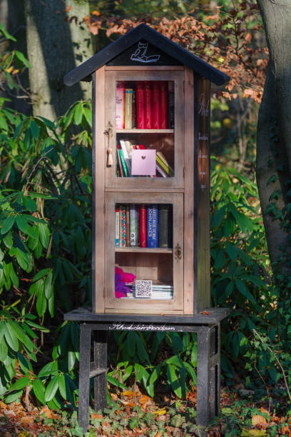 outdoor-buchhütte - book titles shelf library stock-fotos und bilder