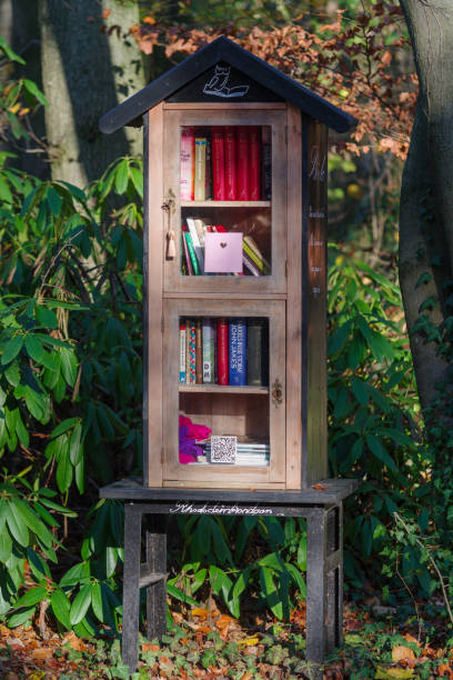 屋外ブックキャビン - book titles shelf library ストックフォトと画像