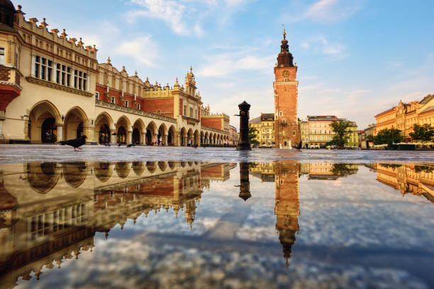 rynek-platz in krakau altstadt, polen, nach regen - cloth hall stock-fotos und bilder