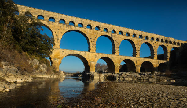 célèbre point de repère pont romain pont du gard dans le sud de la france - aqueduct roman ancient rome pont du gard photos et images de collection