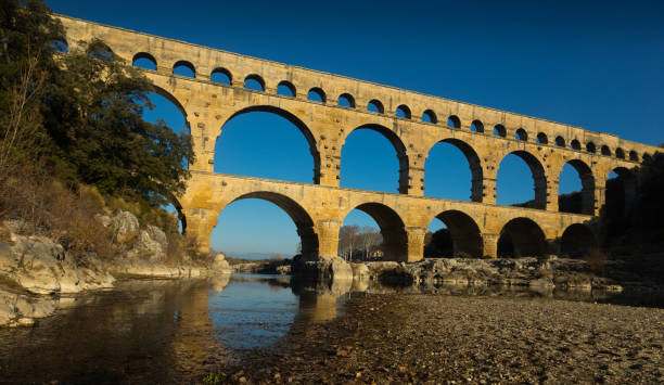 słynny punkt orientacyjny roman bridge pont du gard w południowej francji - aqueduct roman ancient rome pont du gard zdjęcia i obrazy z banku zdjęć