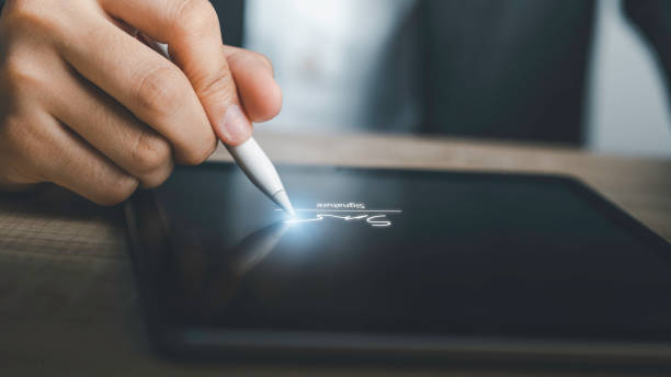Paperless workplace and Digital Signature or e-signature concept. Businessman using stylus e-pen write signing on document in tablet certificate file acceptance work on network connection. lugar de trabajo sin papel y concepto de firma digital o firma electrónica. hombre de negocios que utiliza lápiz óptico e-pen escritura firma en documento en el trabajo de aceptación de archivos de certificado de tableta en conexión de red.