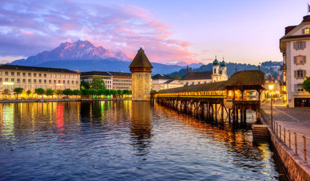 città di lucerna nella luce del tramonto, svizzera - pilatus foto e immagini stock