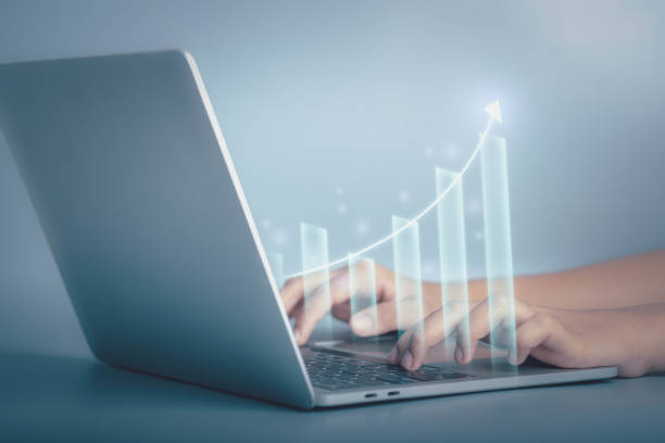 Business growth and financial investment concept. Businessmen use laptop to analysis data economic diagram trend show graphs and arrow profit growth, Business planning and strategy success. concepto de crecimiento empresarial e inversión financiera. los hombres de negocios usan la computadora portátil para analizar los datos del diagrama económico de la tendencia muestran gráficos y flecha el crecimiento de las ganancias, la planificació