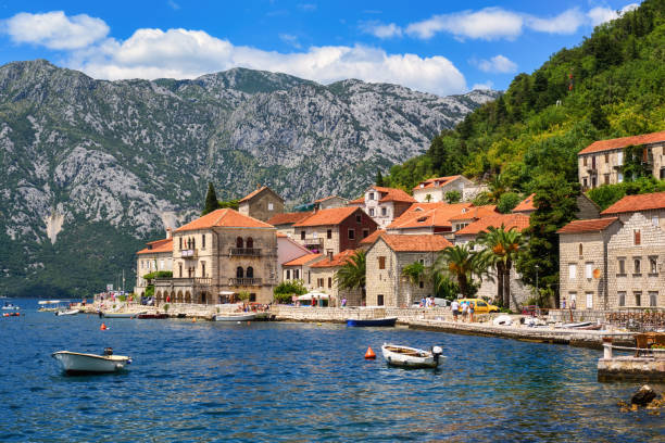 perast stadt in kotor bay, montenegro - montenegro stock-fotos und bilder