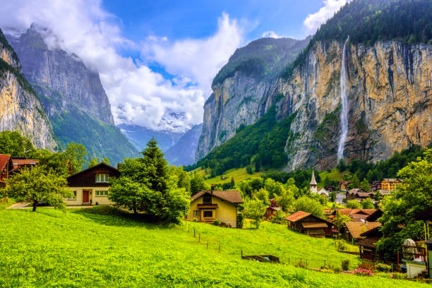 lauterbrunnen pueblo en un valle de las montañas de los alpes, suiza - jungfrau photography landscapes nature fotografías e imágenes de stock